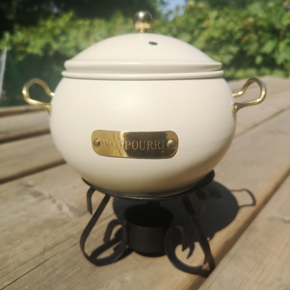 The Panhandler Potpourri Room Scenter, Cotswold Gardens With 5" Beige Simmer Pot